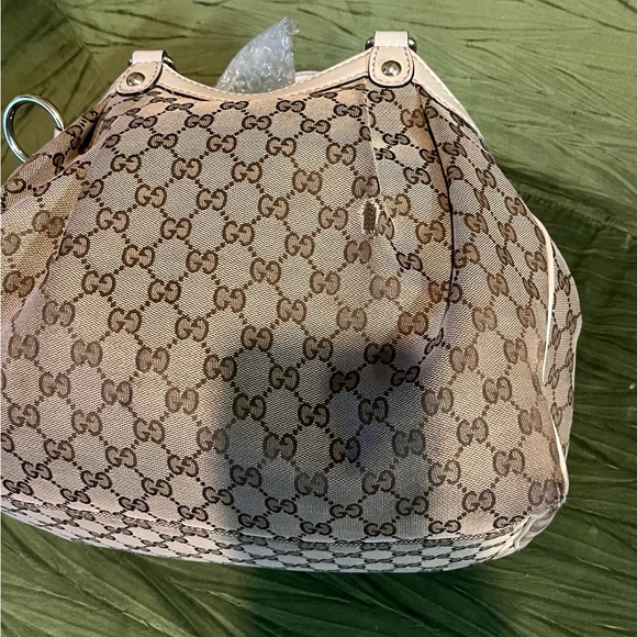 Gucci Cream Monogram Shoulder Bag - Picture 4 of 9